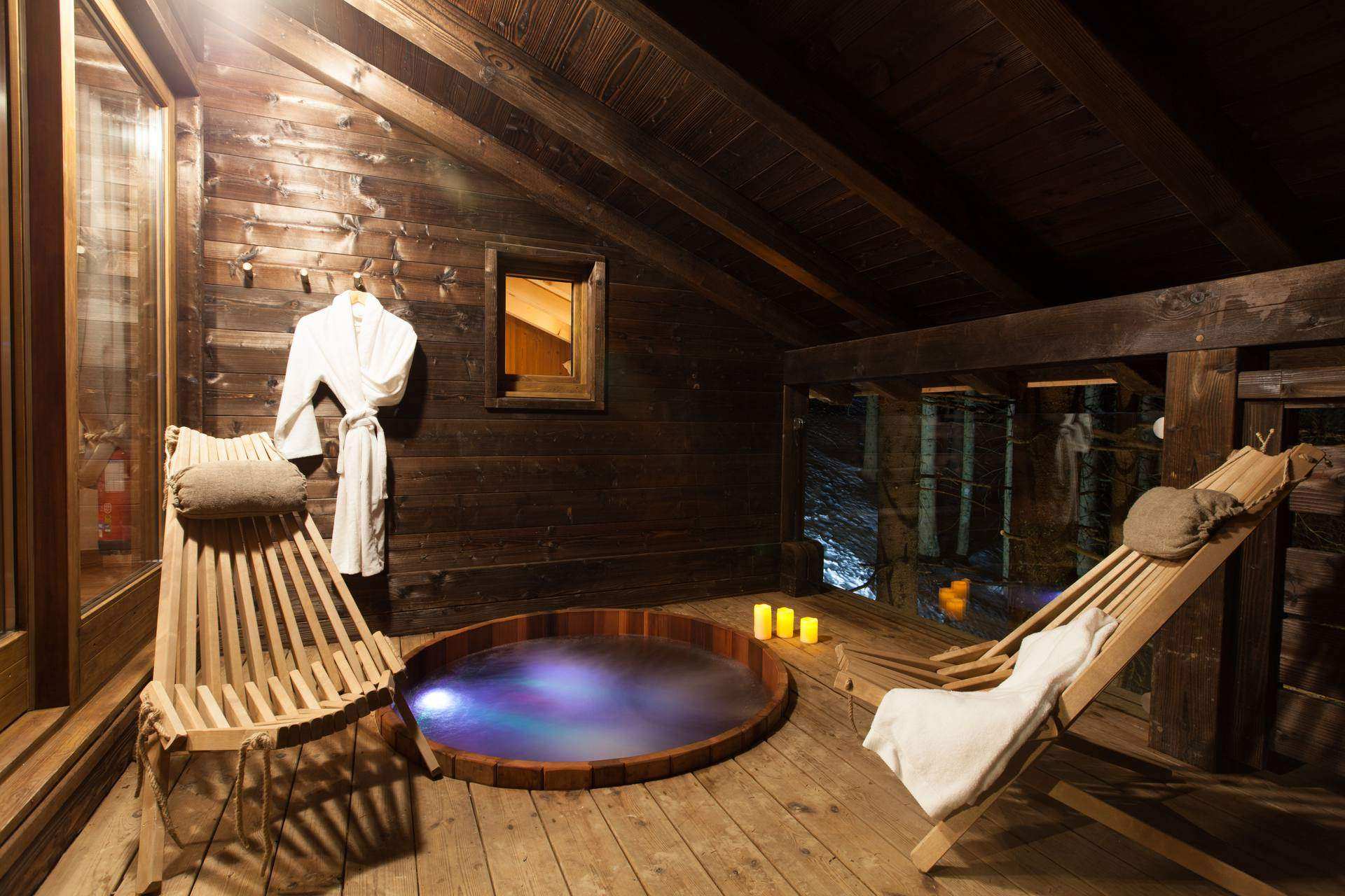 4428 Hébergement insolite en Auvergne-Rhône-Alpes avec un jacuzzi et des fauteuils en bois.