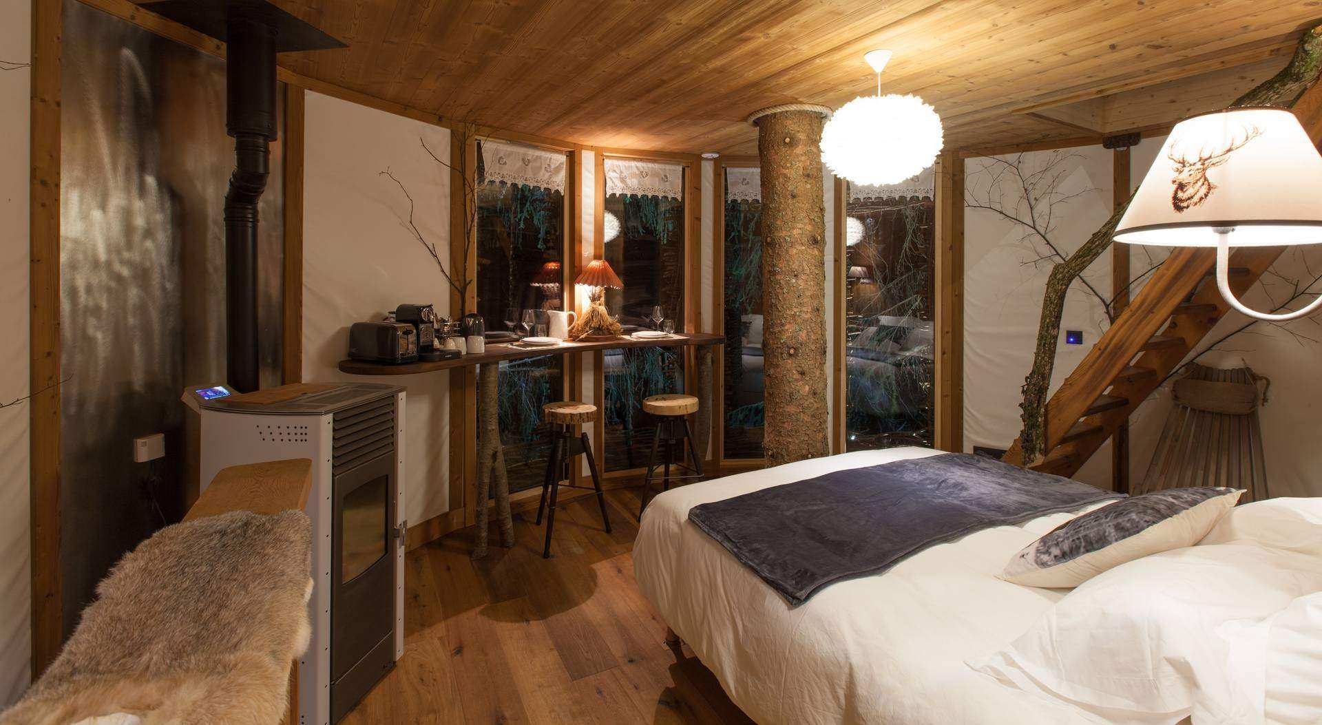 4431 Chalet en bois chaleureux avec lit douillet et vue sur la nature environnante.