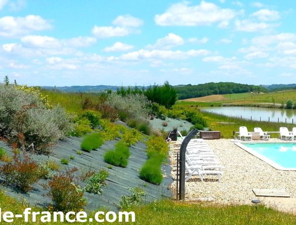 Cabane en bois avec piscine, entourée de verdure et de paysages apaisants.