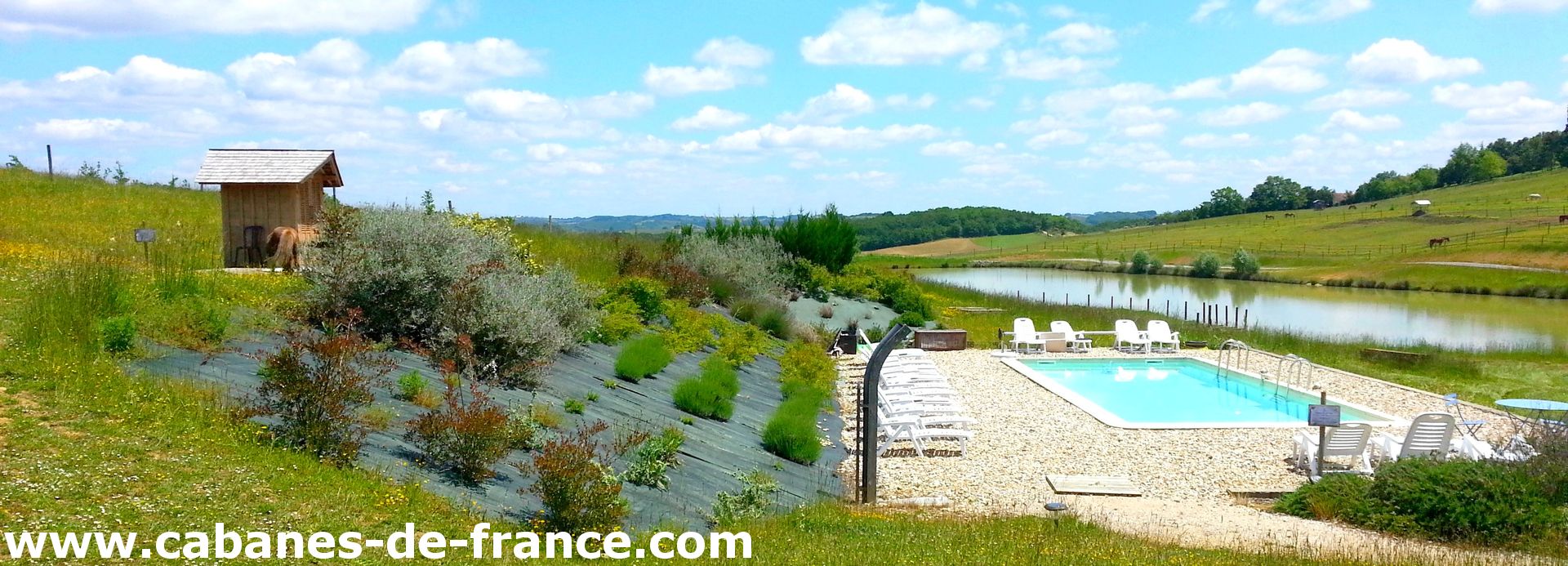 Cabane en bois avec piscine, entourée de verdure et de paysages apaisants.
