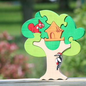 Hébergement en cabane dans les arbres, décoré dun puzzle coloré danimaux.