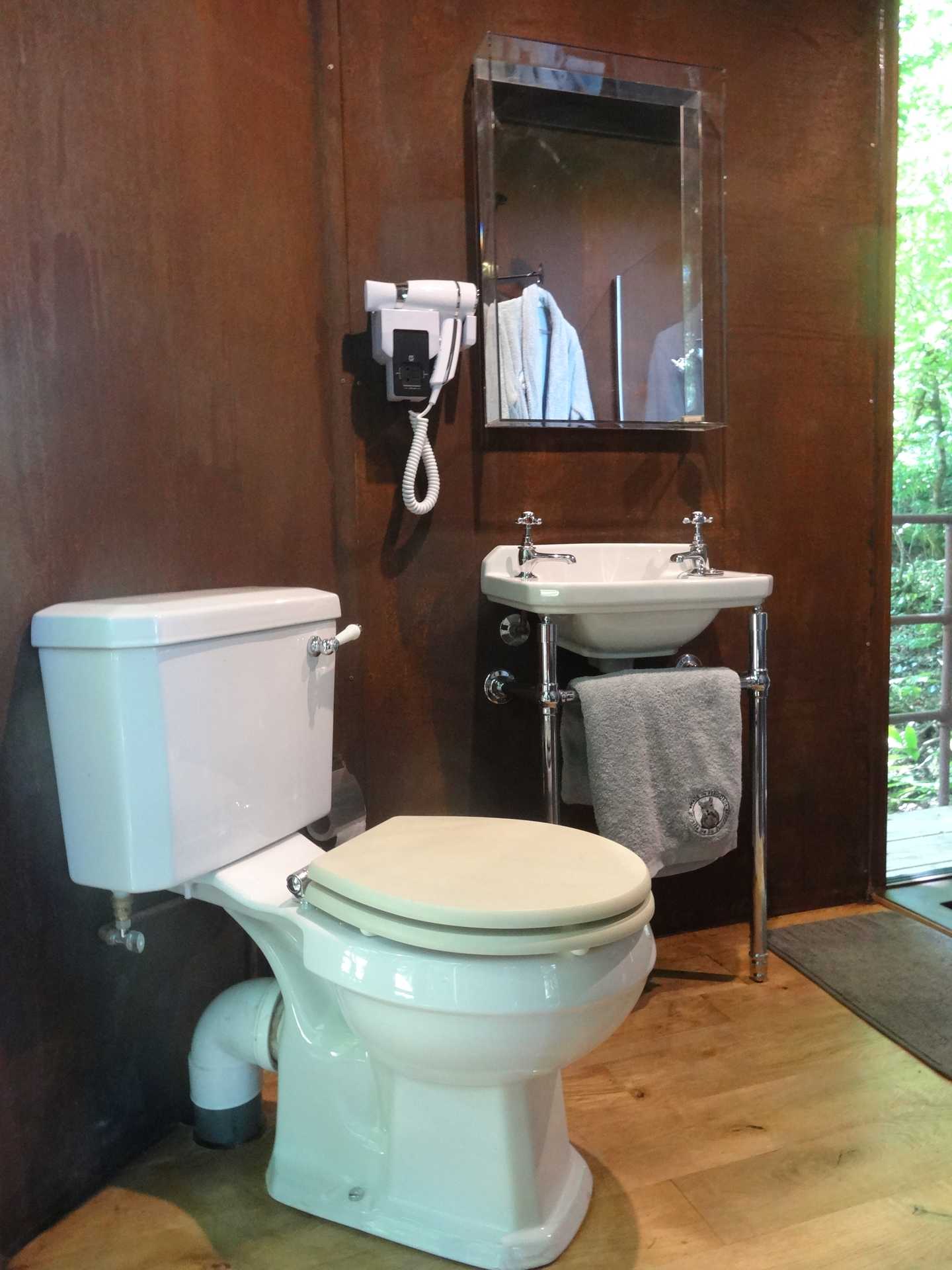 DSC03953 Salle de bain dun hébergement insolite en Aquitaine, avec toilettes modernes et lavabo.