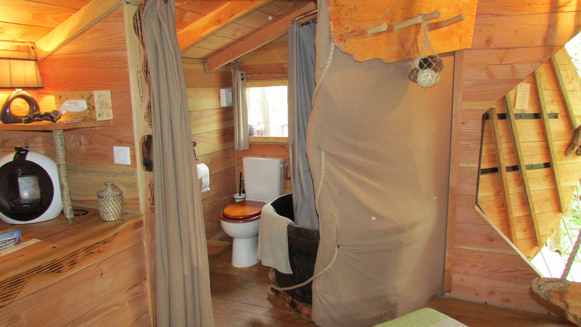 aout 2014 006 Cabane en bois en Bretagne avec salle de bain et décoration chaleureuse.