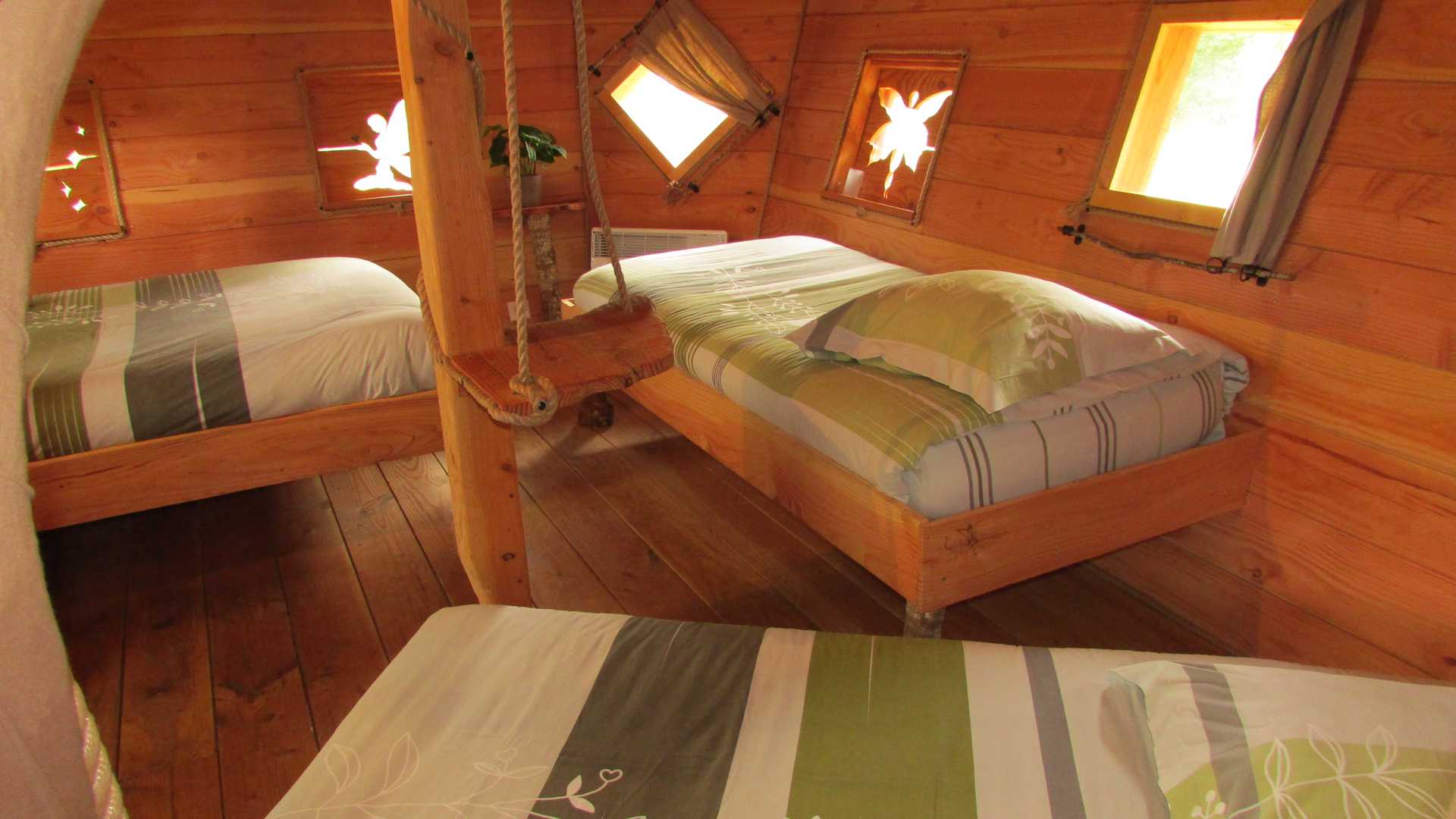 aout 2014 008 Chalet en bois avec lits confortables et fenêtres en forme de fleurs en Bretagne.