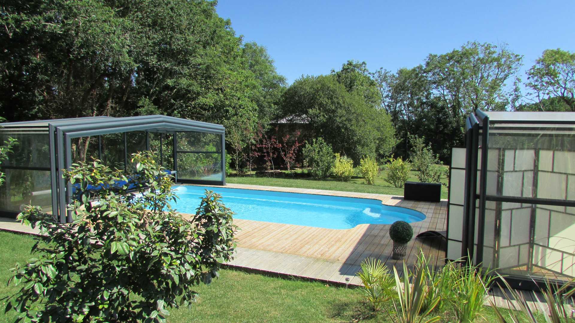 cabane 2014 036 Hébergement insolite en Bretagne avec piscine extérieure et verdure environnante.