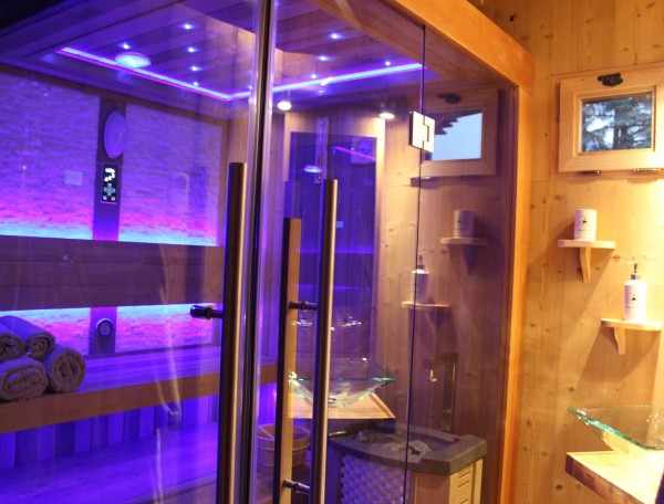 Sauna en bois avec éclairage LED, offrant une expérience relaxante en Auvergne-Rhône-Alpes.