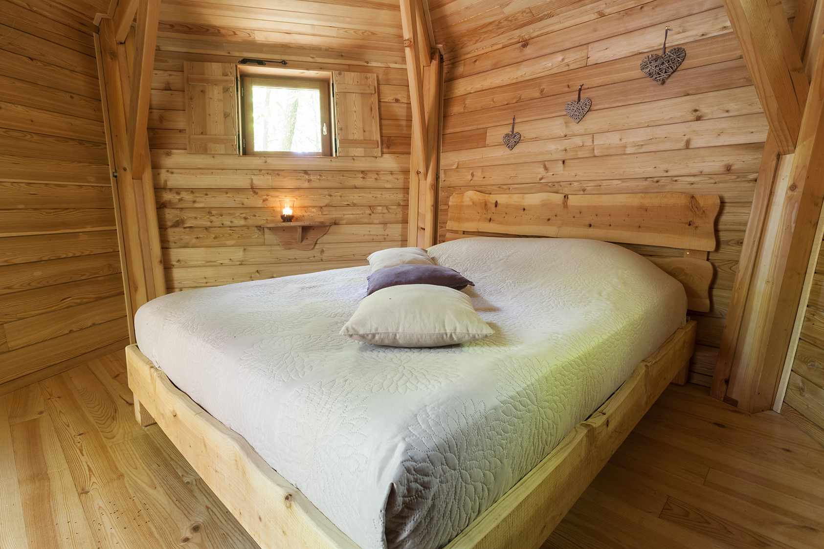 photojp-angei-jp-angei2495 Cabane en bois cosy avec lit douillet et ambiance chaleureuse en Auvergne-Rhône-Alpes.