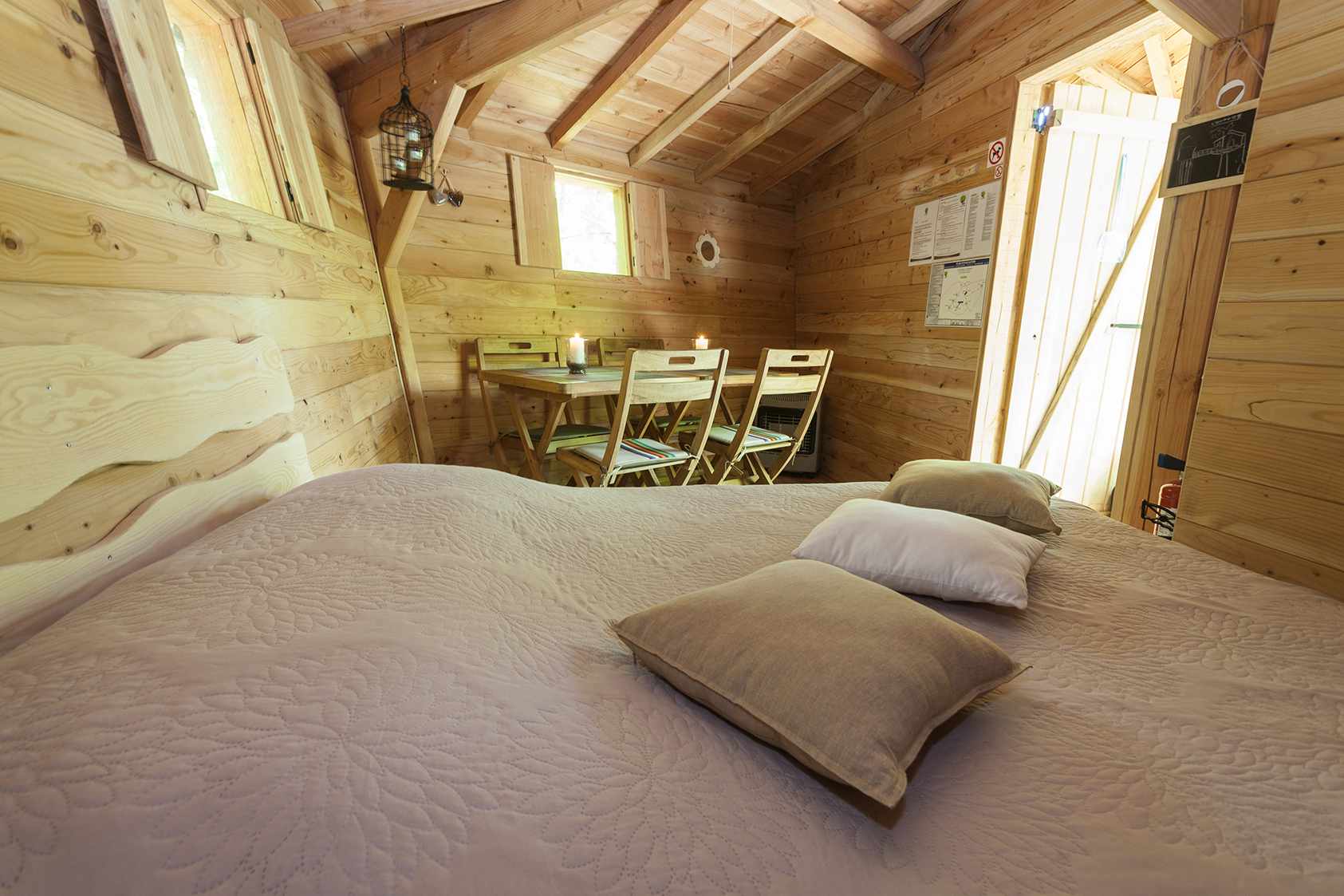 photojp-angei-jp-angei2499 Cabane en bois chaleureuse avec lit douillet et coin repas lumineux.