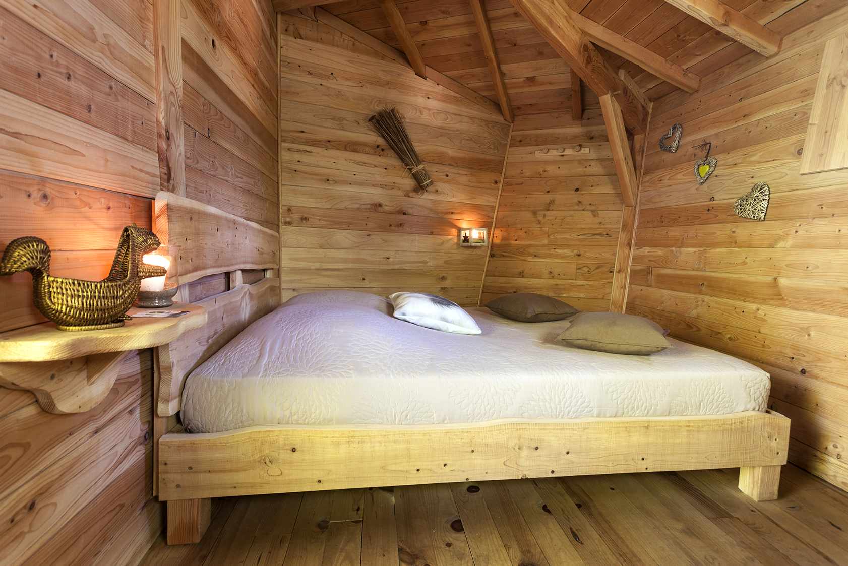 photojp-angei-jp-angei2509 Chalet en bois chaleureux avec lit douillet et ambiance lumineuse apaisante.