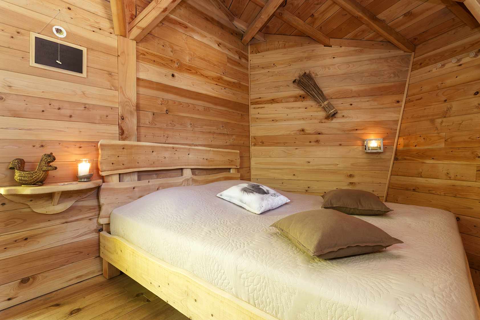 photojp-angei-jp-angei2510 Chalet en bois chaleureux avec lit douillet et décor naturel en Auvergne-Rhône-Alpes.