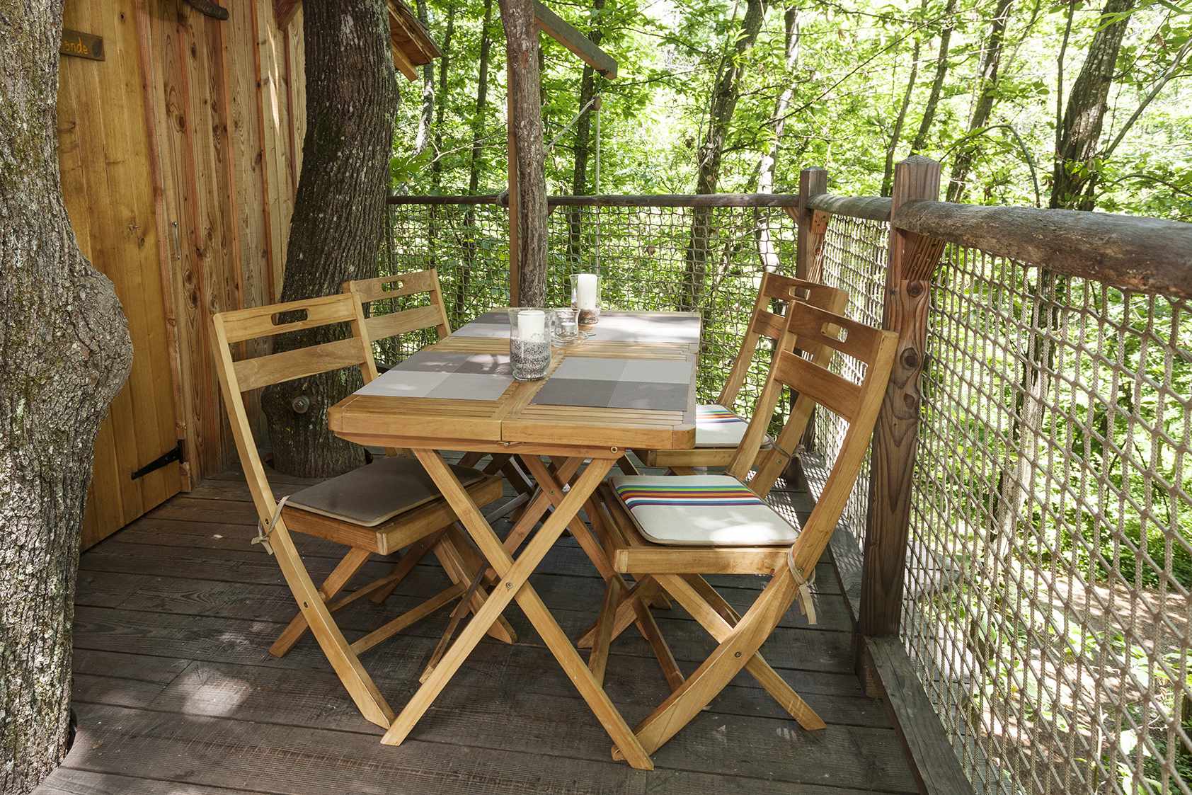 photojp-angei-jp-angei2512 Cabane dans les arbres en Auvergne-Rhône-Alpes, avec une terrasse en bois et vue sur la forêt.