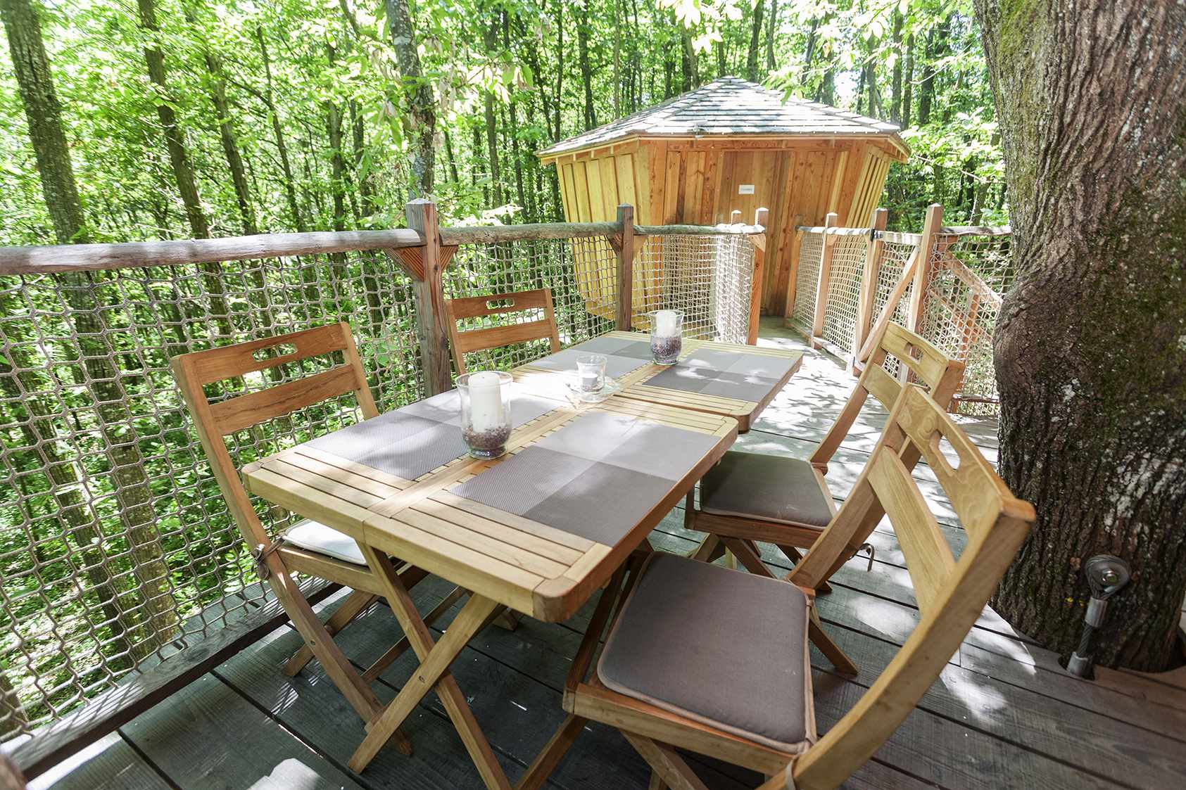 photojp-angei-jp-angei2514 Cabane dans les arbres en Auvergne-Rhône-Alpes, avec une terrasse en bois et des chaises