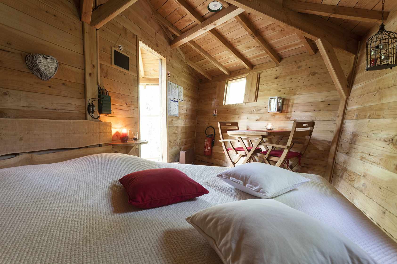 photojp-angei-jp-angei2519 Chalet en bois cosy avec lit douillet et coin repas lumineux.