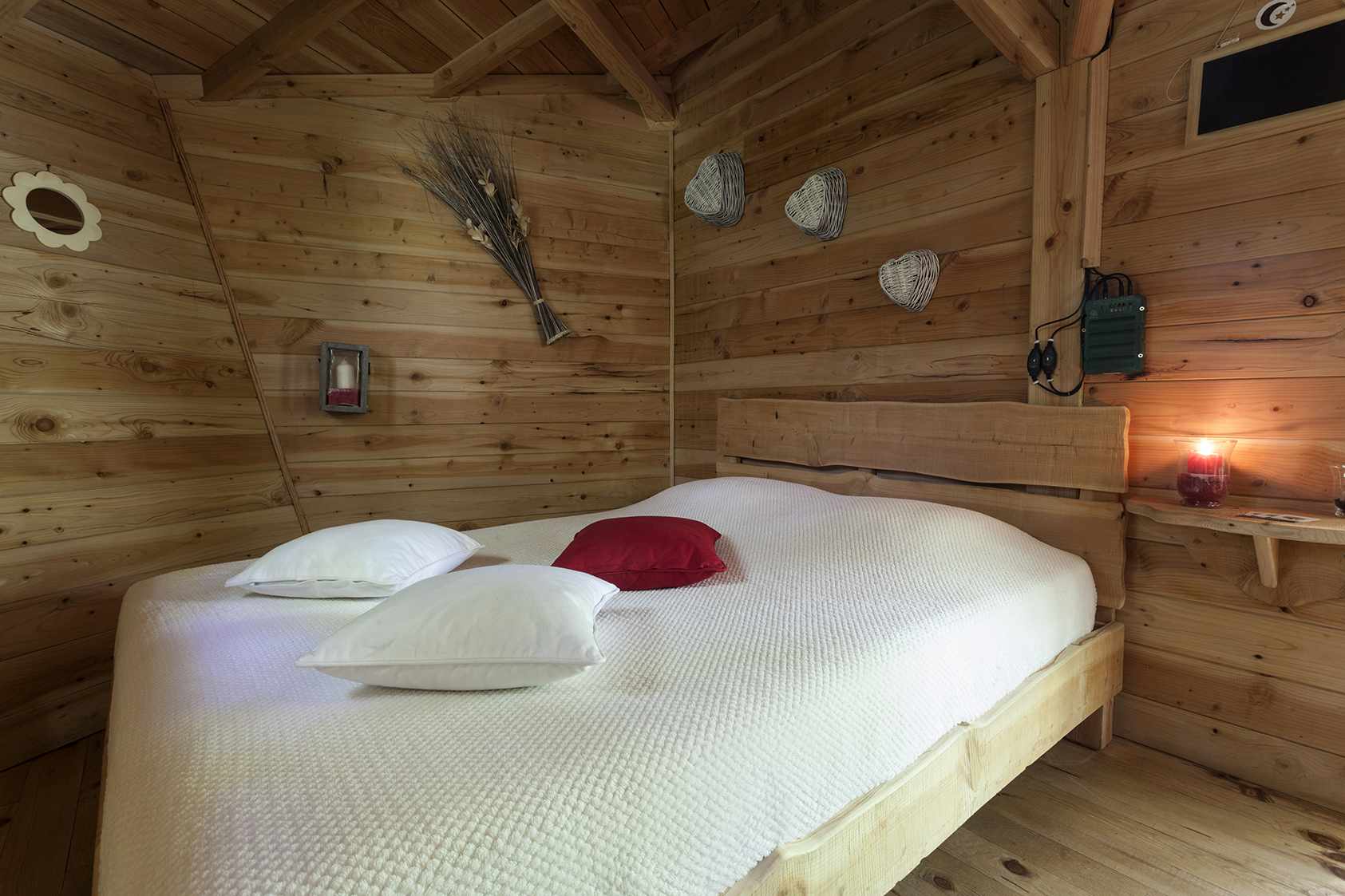 photojp-angei-jp-angei2520 Chalet en bois chaleureux avec lit douillet et décoration naturelle.