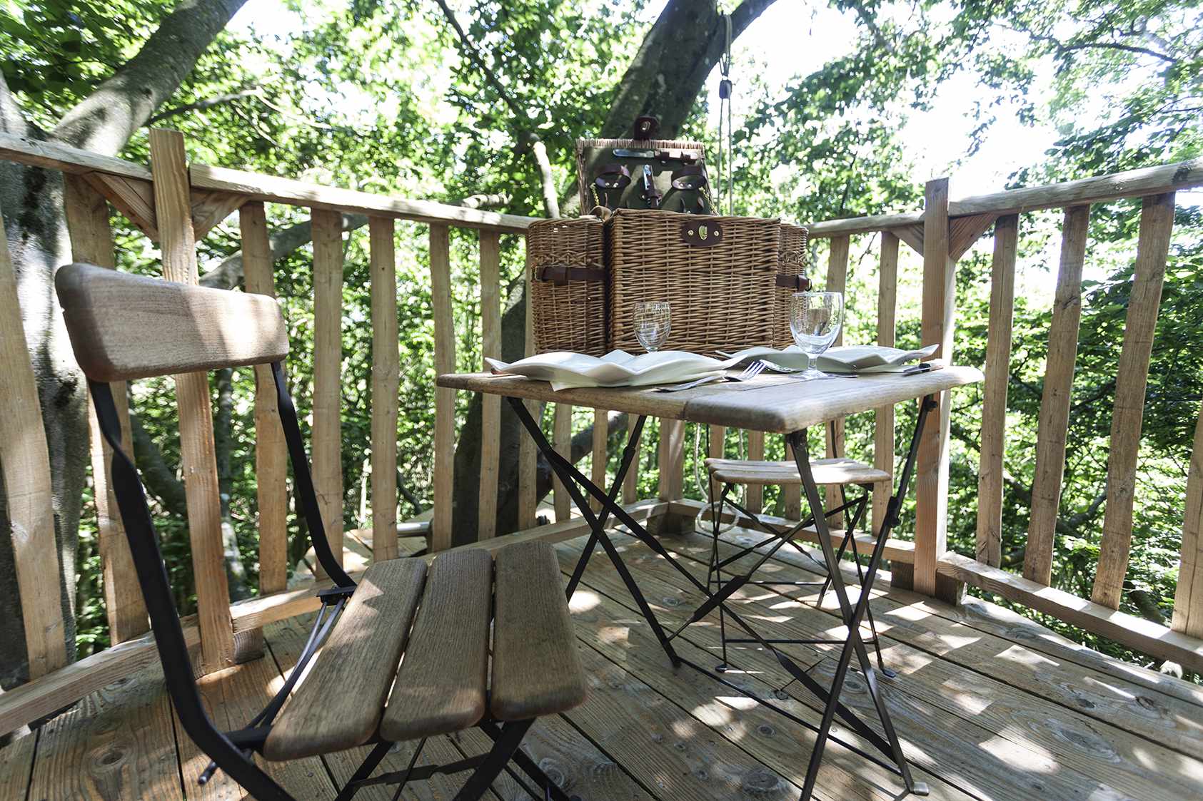 photojp-angei-jp-angei2531 Cabane perchée en Auvergne-Rhône-Alpes avec vue sur la nature et mobilier en bois.