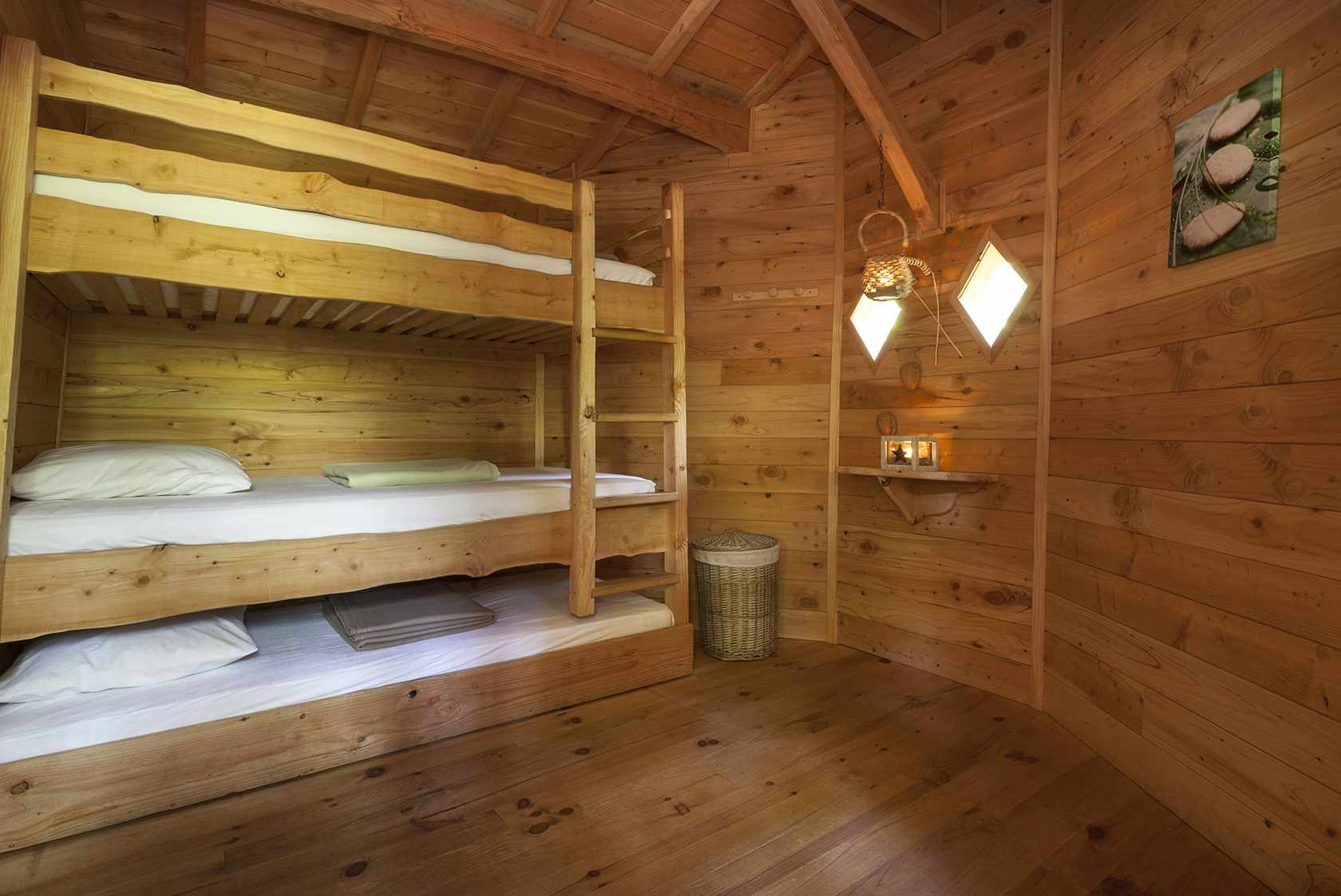 photojp-angei-jp-angei2544 Chalet en bois avec lits superposés, ambiance chaleureuse et décor naturel.