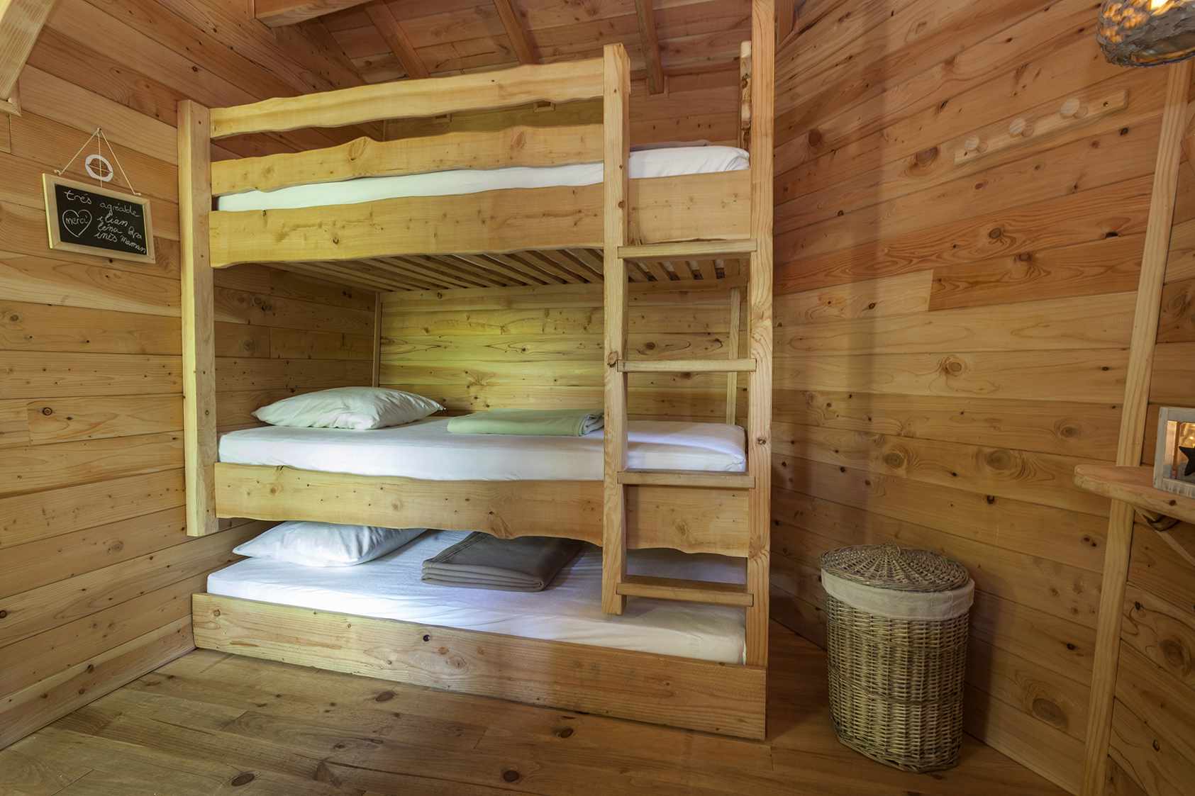 photojp-angei-jp-angei2545 Chalet en bois avec lits superposés, ambiance chaleureuse et naturelle en Auvergne.