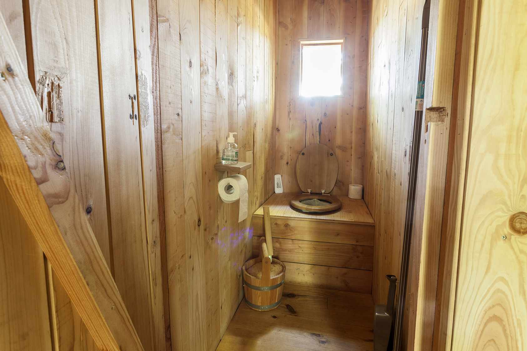 photojp-angei-jp-angei2548 Toilettes en bois dans un hébergement insolite en Auvergne-Rhône-Alpes. Ambiance chaleureuse.