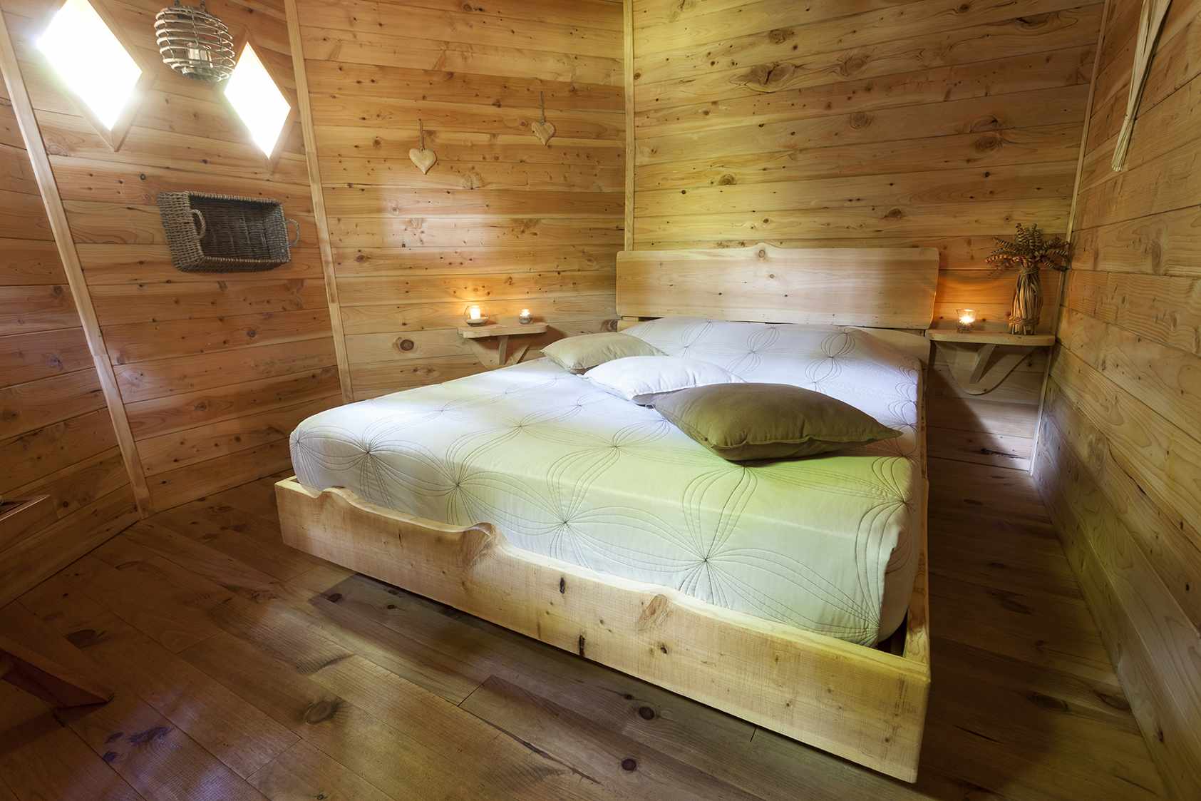 photojp-angei-jp-angei2549 Chalet en bois chaleureux avec lit douillet et ambiance tamisée. Parfait pour un séjour romantique.