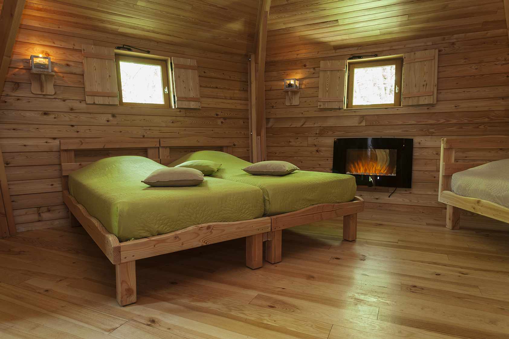 photojp-angei-jp-angei2573 Chalet en bois chaleureux avec lits doubles et cheminée, au cœur de lAuvergne.