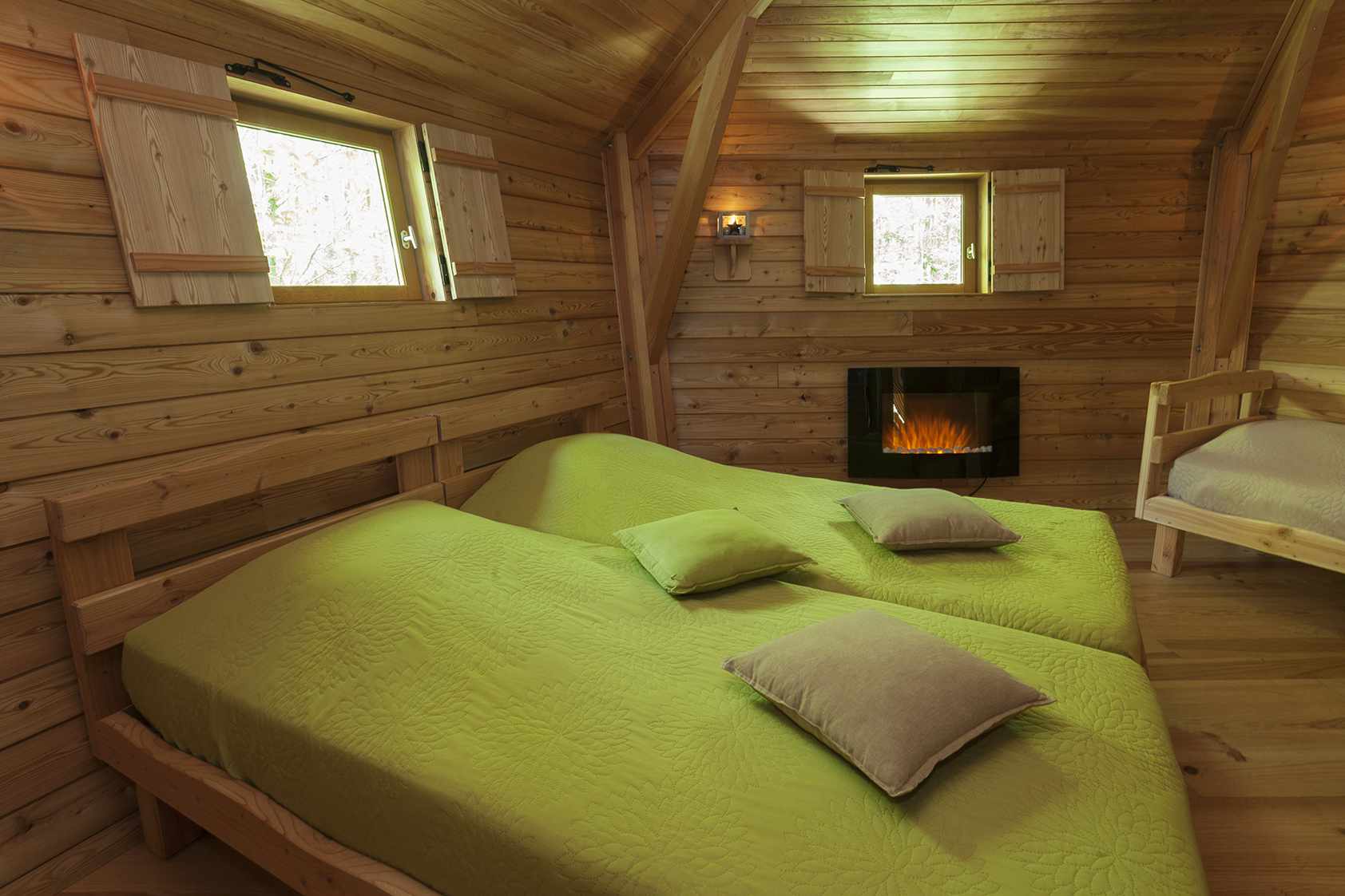 photojp-angei-jp-angei2577 Chalet en bois avec lits douillets et cheminée, ambiance chaleureuse en Auvergne.