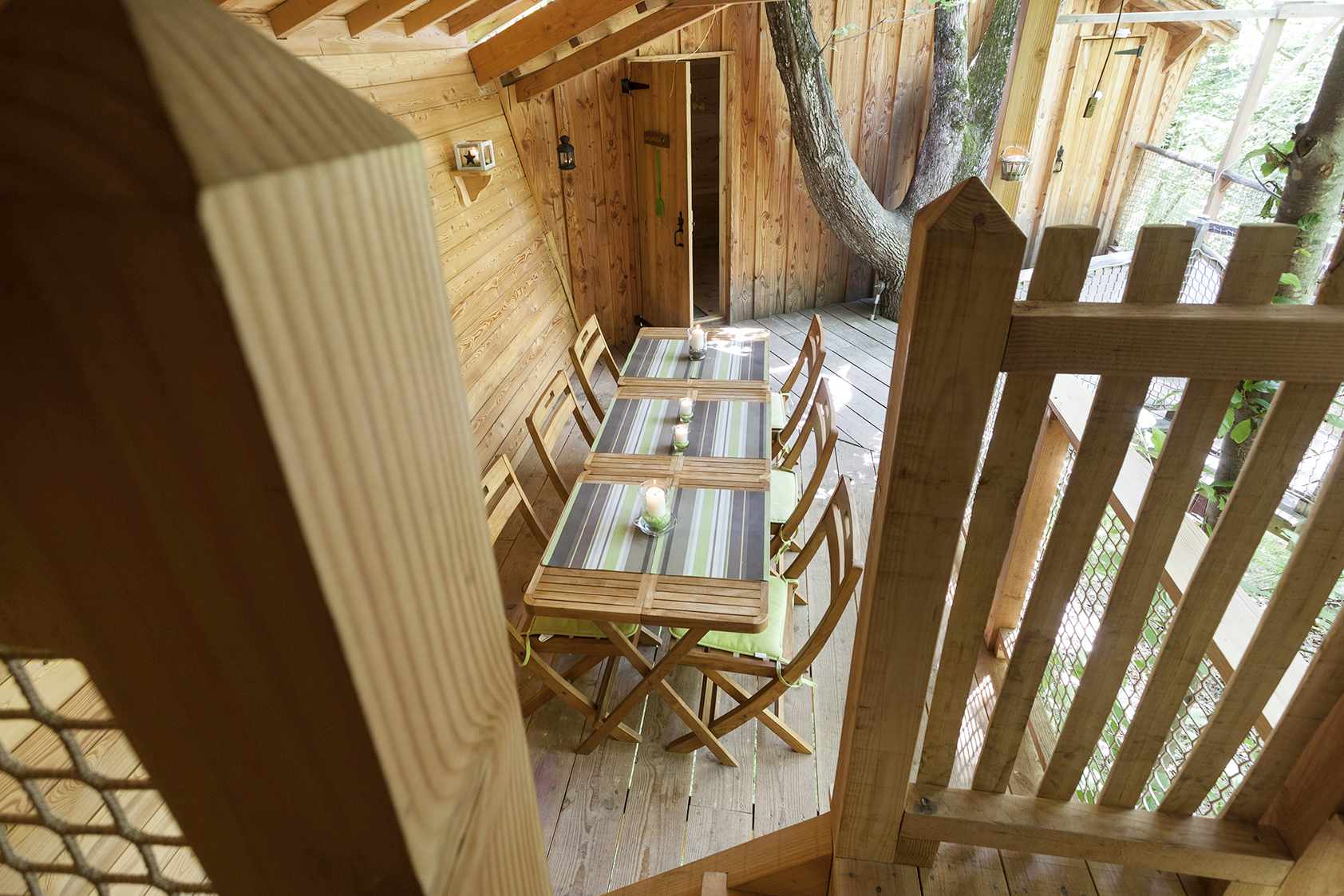 photojp-angei-jp-angei2581 Cabane dans les arbres en Auvergne-Rhône-Alpes avec une table en bois et vue sur la nature.