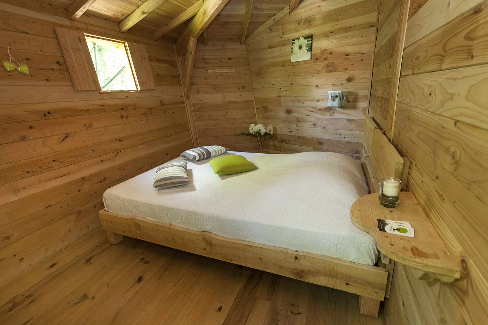 photojp-angei-jp-angei2587 Chalet en bois chaleureux avec lit douillet et décoration naturelle.