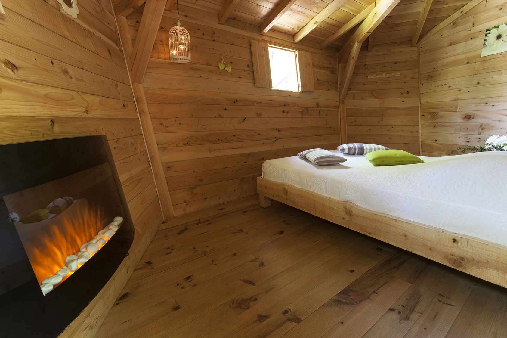 photojp-angei-jp-angei2592 Cabane en bois chaleureuse avec lit douillet et cheminée moderne.