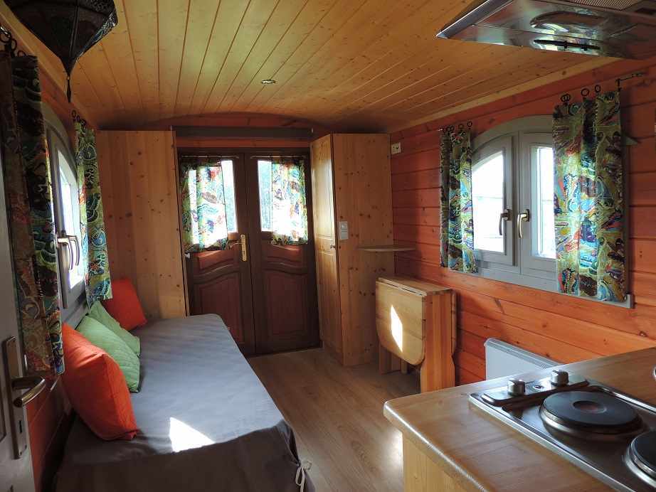 035.jpgb Hébergement insolite en Limousin : charmante roulotte en bois avec rideaux colorés.