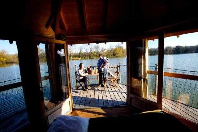 1535529_10202649701944913_1646219133_n Cabane sur pilotis avec vue sur le lac, idéale pour un séjour romantique.