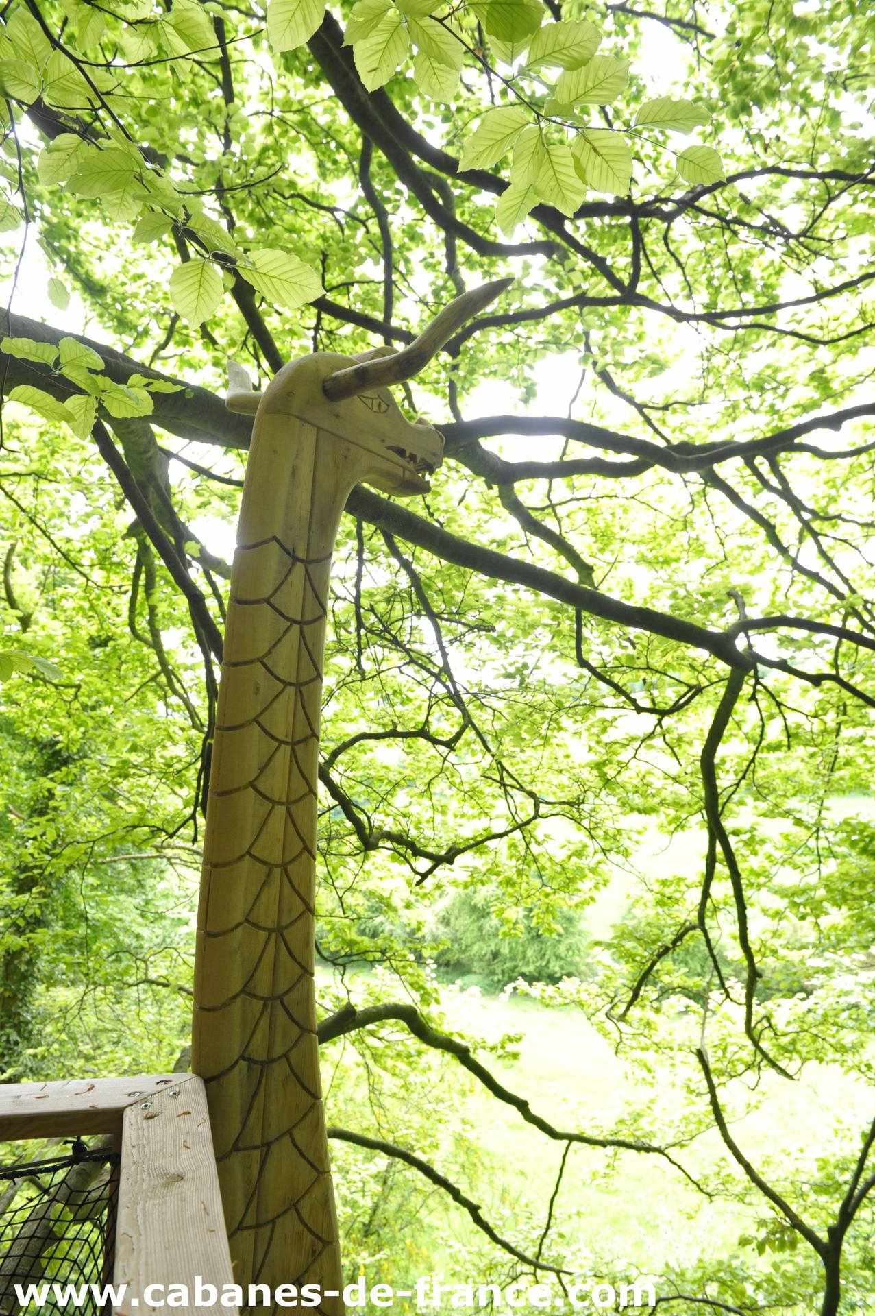 DSC_7348_cabanes-de-france Cabane perchée en Haute-Normandie, ornée dune sculpture de girafe en bois.