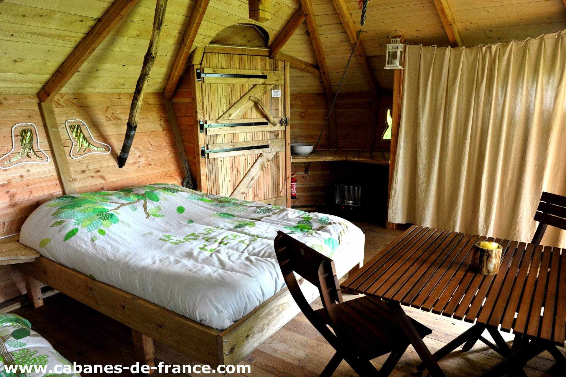 DSC_7398_cabanes-de-france Cabane en bois à Haute-Normandie, avec lit douillet et coin repas en bois.