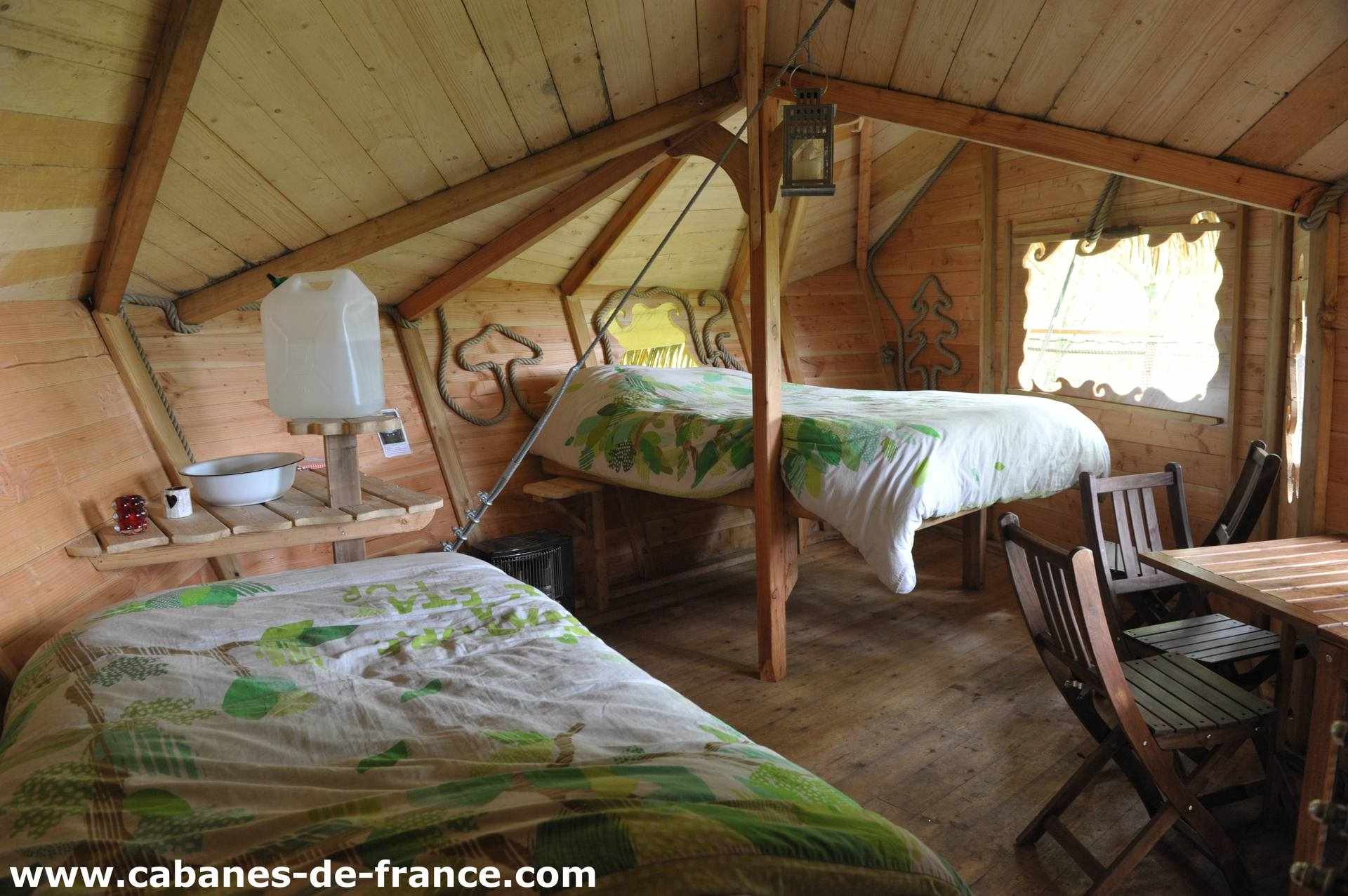 DSC_7478_cabanes-de-france Cabane en bois cosy avec lits jumeaux et décor naturel en Haute-Normandie.