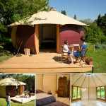 Hébergement insolite : une yourte moderne avec terrasse en bois et vue sur la nature.