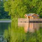 Chalet en bois au bord dun lac, entouré de verdure et de calme.