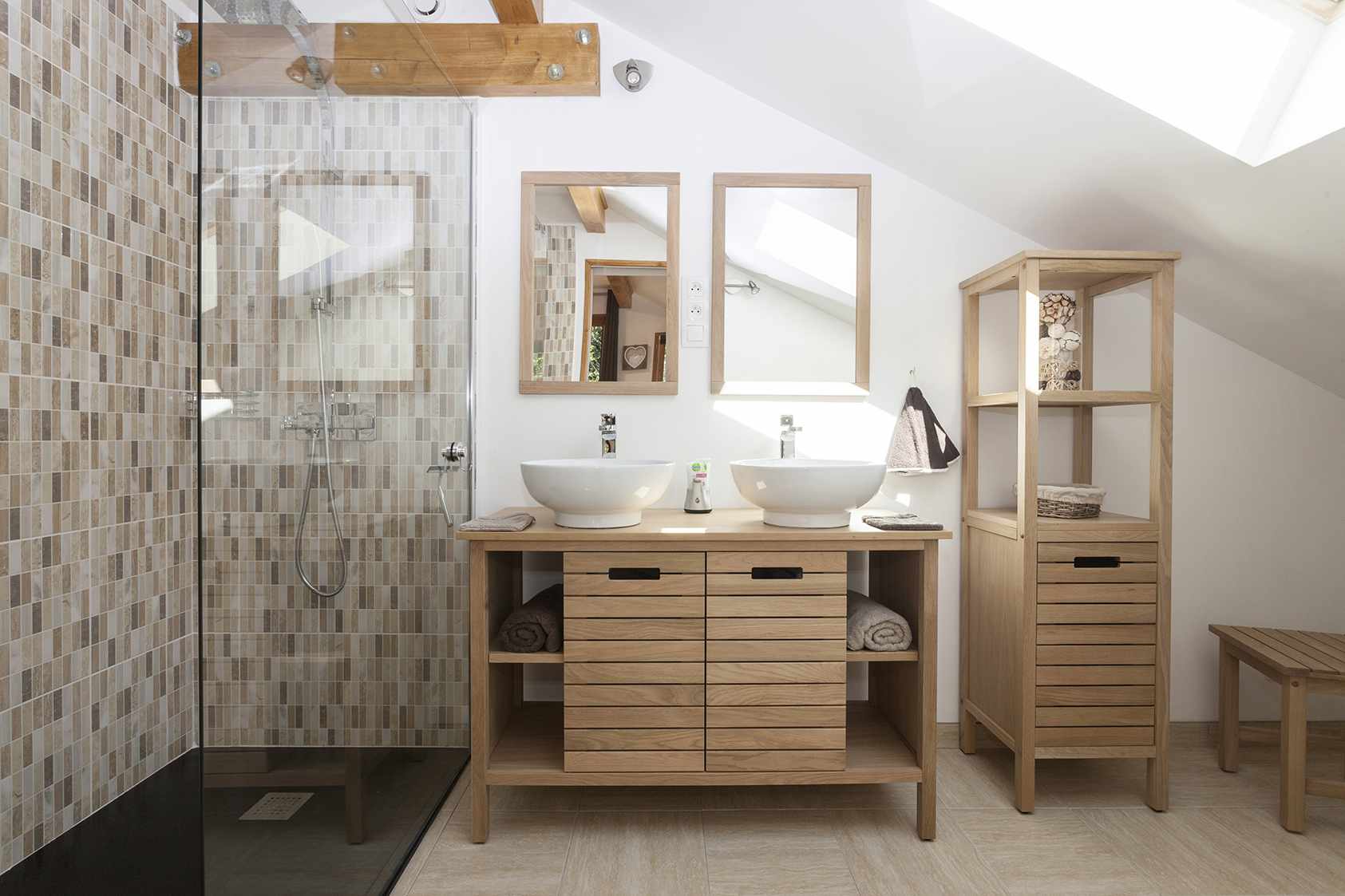 photojp-angei-jp-angei2463 Salle de bain moderne dun hébergement insolite en Auvergne-Rhône-Alpes, avec vasques en céramique.