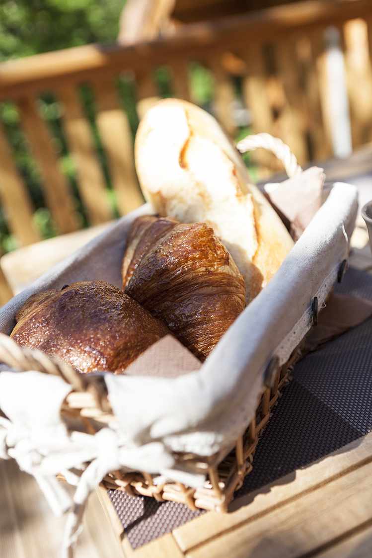 photojp-angei-jp-angei2466 Panier de viennoiseries dans un hébergement insolite en Auvergne-Rhône-Alpes.