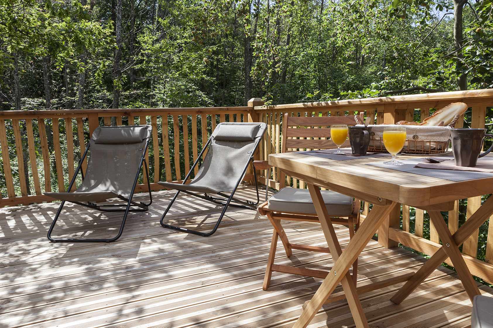 photojp-angei-jp-angei2469 Hébergement insolite en Auvergne-Rhône-Alpes avec terrasse en bois et chaises longues.