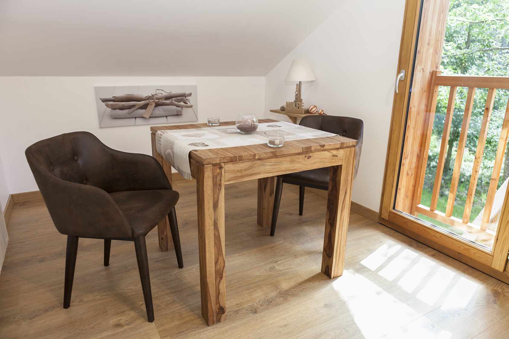 photojp-angei-jp-angei2475 Hébergement insolite en Auvergne-Rhône-Alpes, avec une table en bois et vue sur la nature.