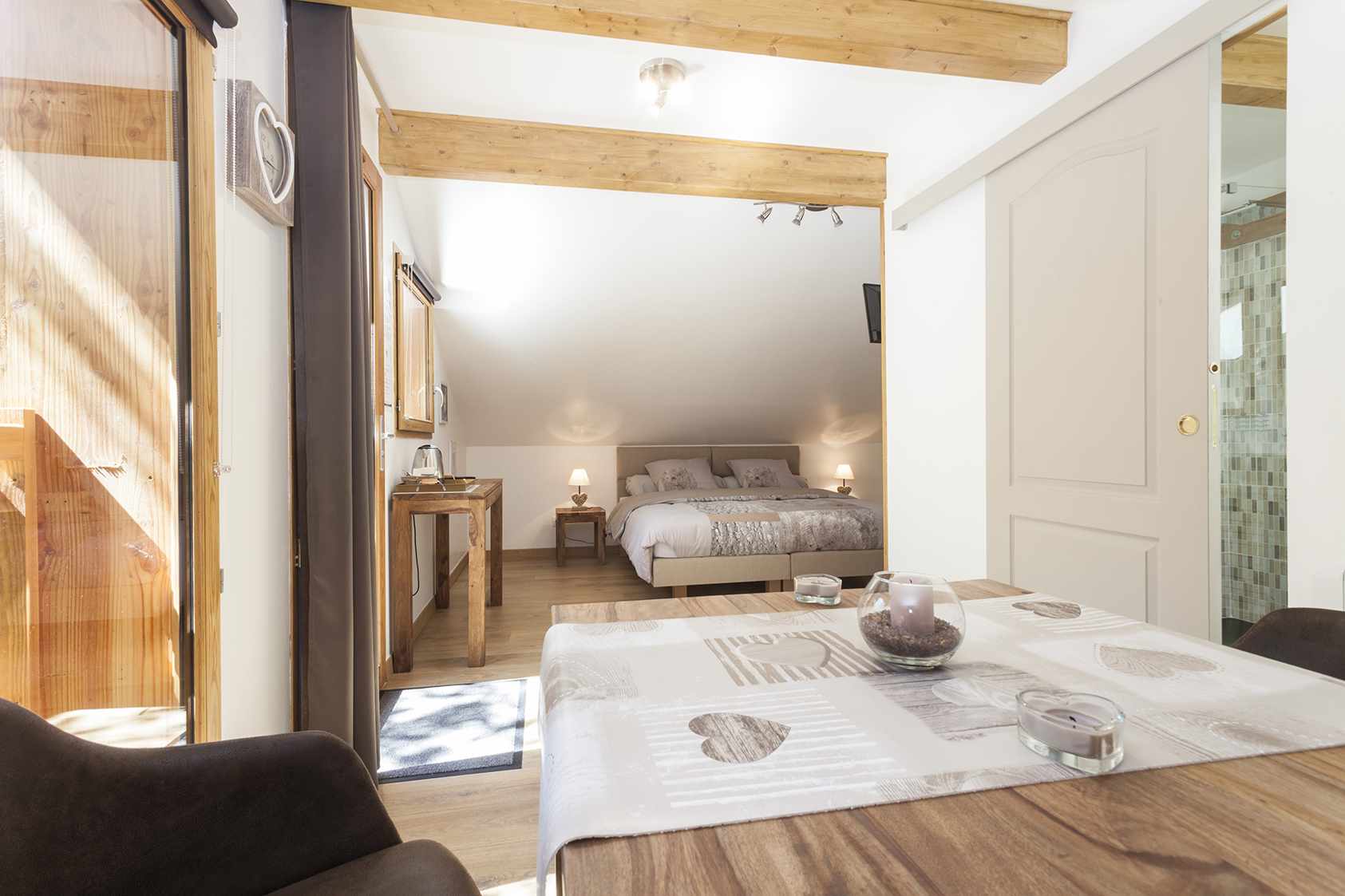 photojp-angei-jp-angei2485 Chalet cosy en Auvergne-Rhône-Alpes, avec lit douillet et lumière naturelle.