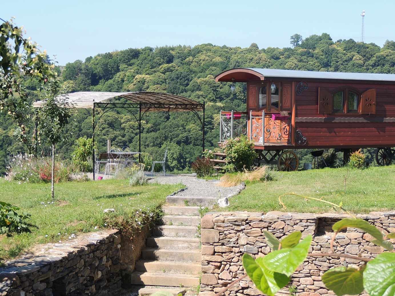 roulotte+murlow Charmante roulotte en bois, entourée de verdure et offrant une vue panoramique.