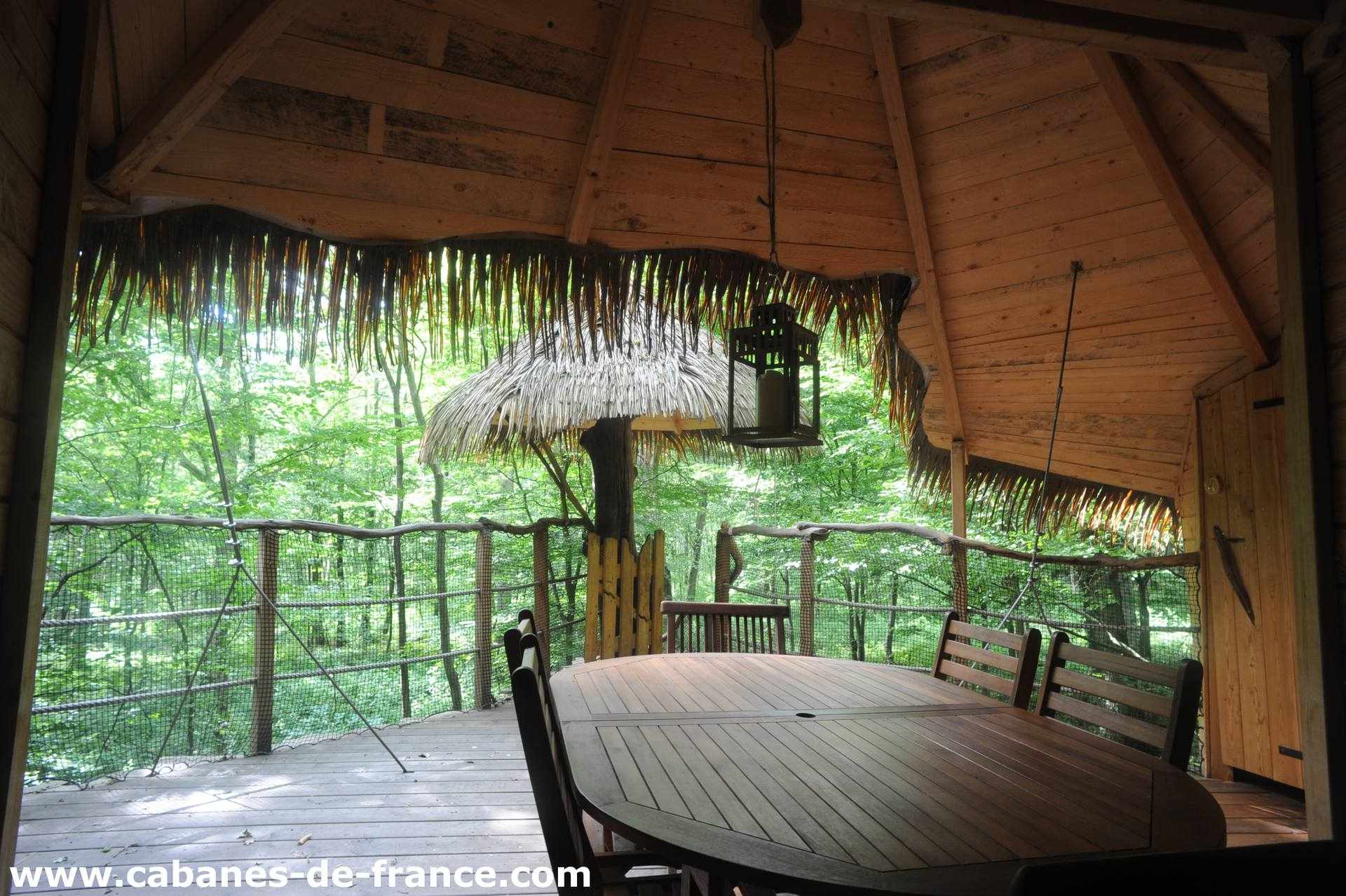 DSC_6270_cabanes-de-france Cabane perchée en bois avec terrasse, entourée de verdure en Haute-Normandie.