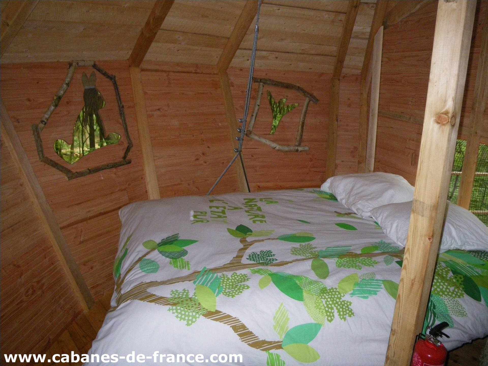 IMGP1006_cabanes-de-france Cabane en bois à Haute-Normandie, lit douillet avec décoration nature.