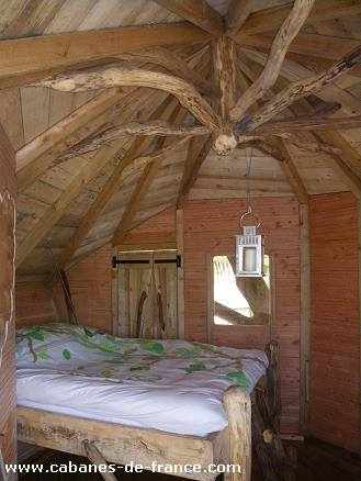 IMGP1648_cabanes-de-france Cabane en bois à Haute-Normandie, avec un lit douillet et des poutres apparentes.