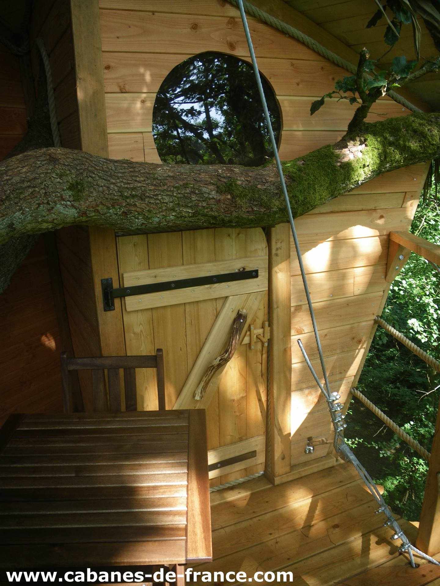IMGP1865_cabanes-de-france Cabane dans les arbres en Haute-Normandie, avec une porte en bois et une vue sur la nature.