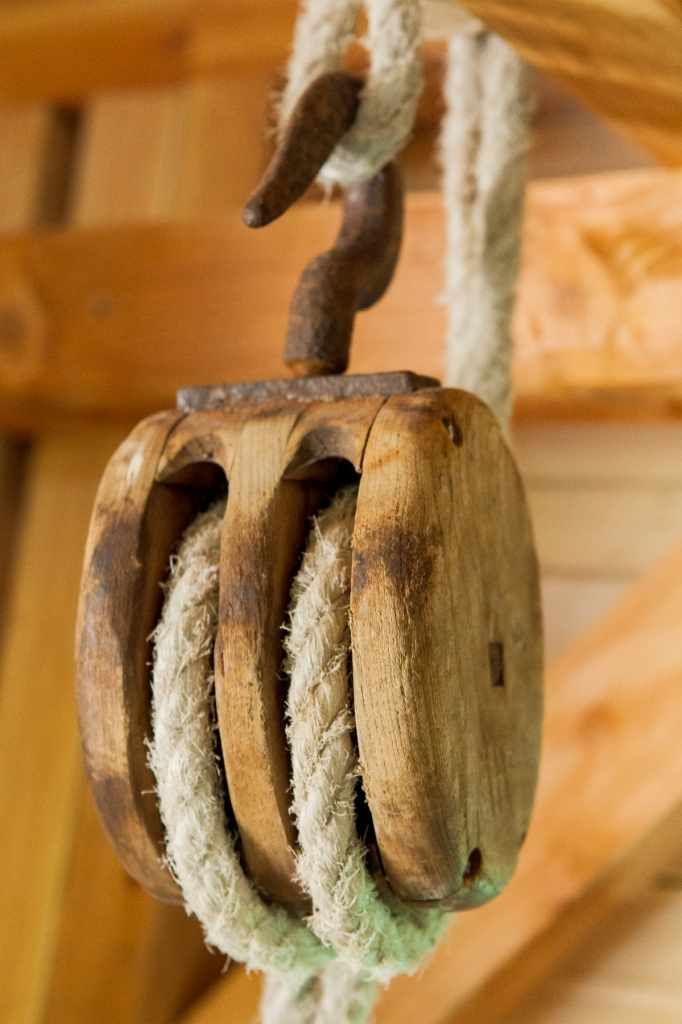 cab_pech_14_comp Poulie en bois suspendue dans un hébergement insolite au Centre, ambiance rustique.