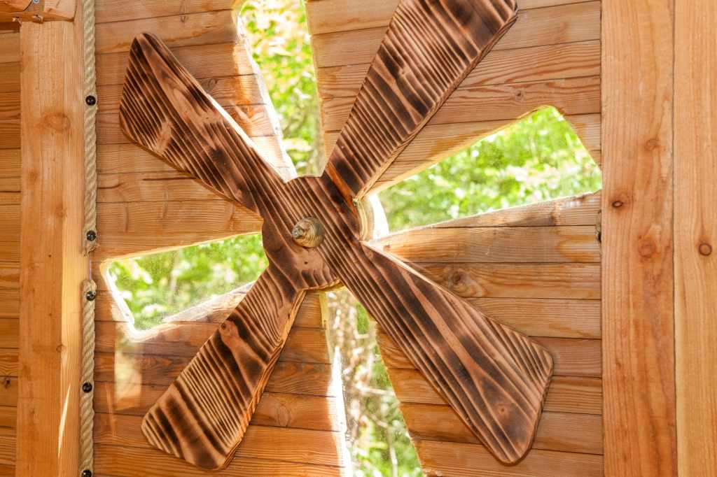 cab_pech_20_comp Hébergement insolite en bois avec un ventilateur artisanal en bois, ambiance nature.