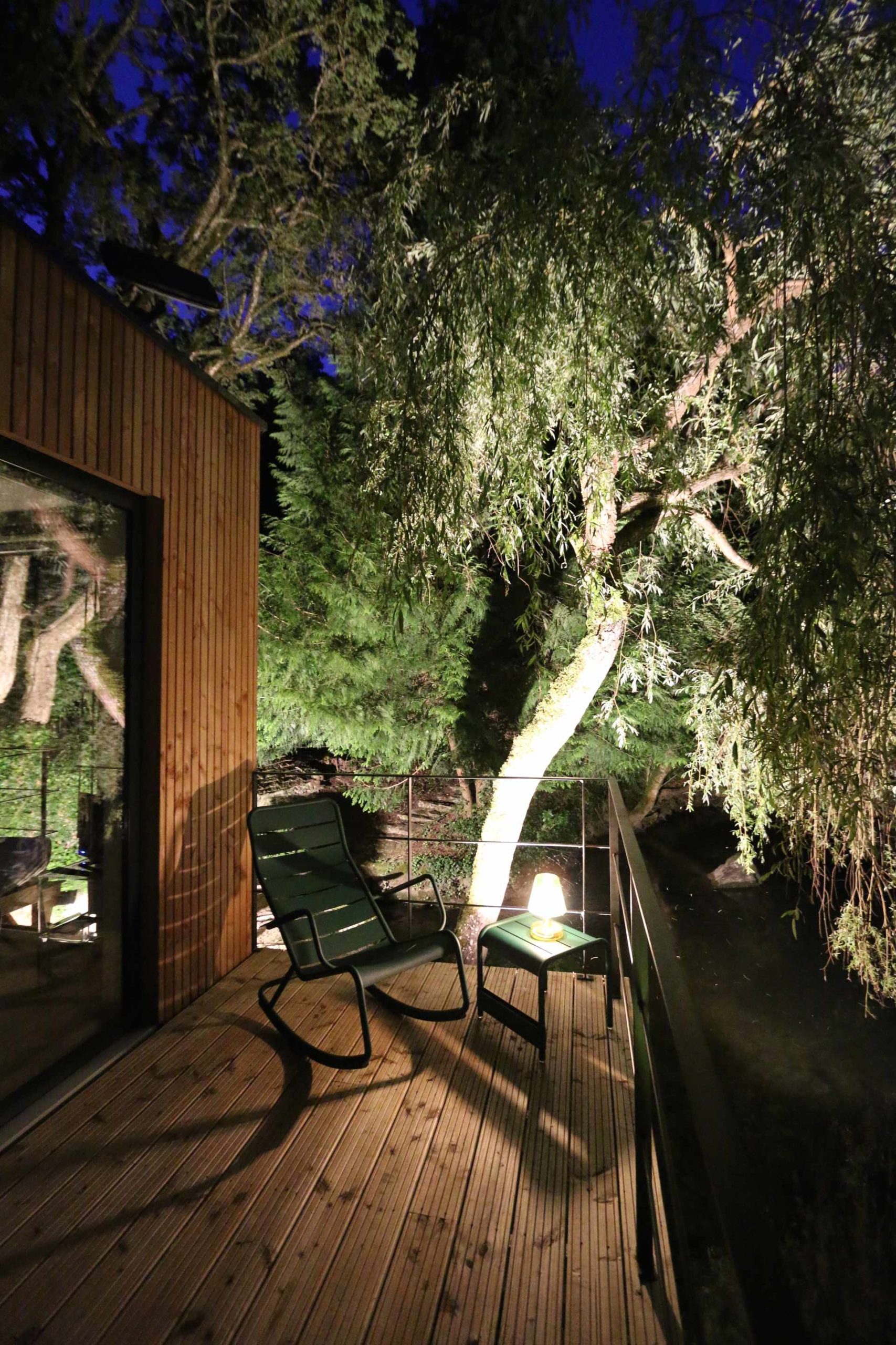 Cabane en bois à Bourgogne, avec terrasse éclairée et vue sur la nature.
