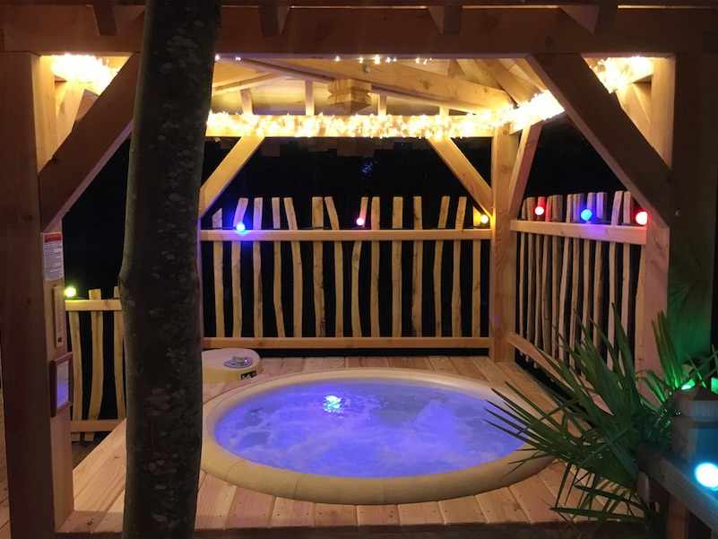 Capture d’ecran 2017-02-13 a 18.36.14 Cabane perchée en Île-de-France avec jacuzzi et éclairage féerique.