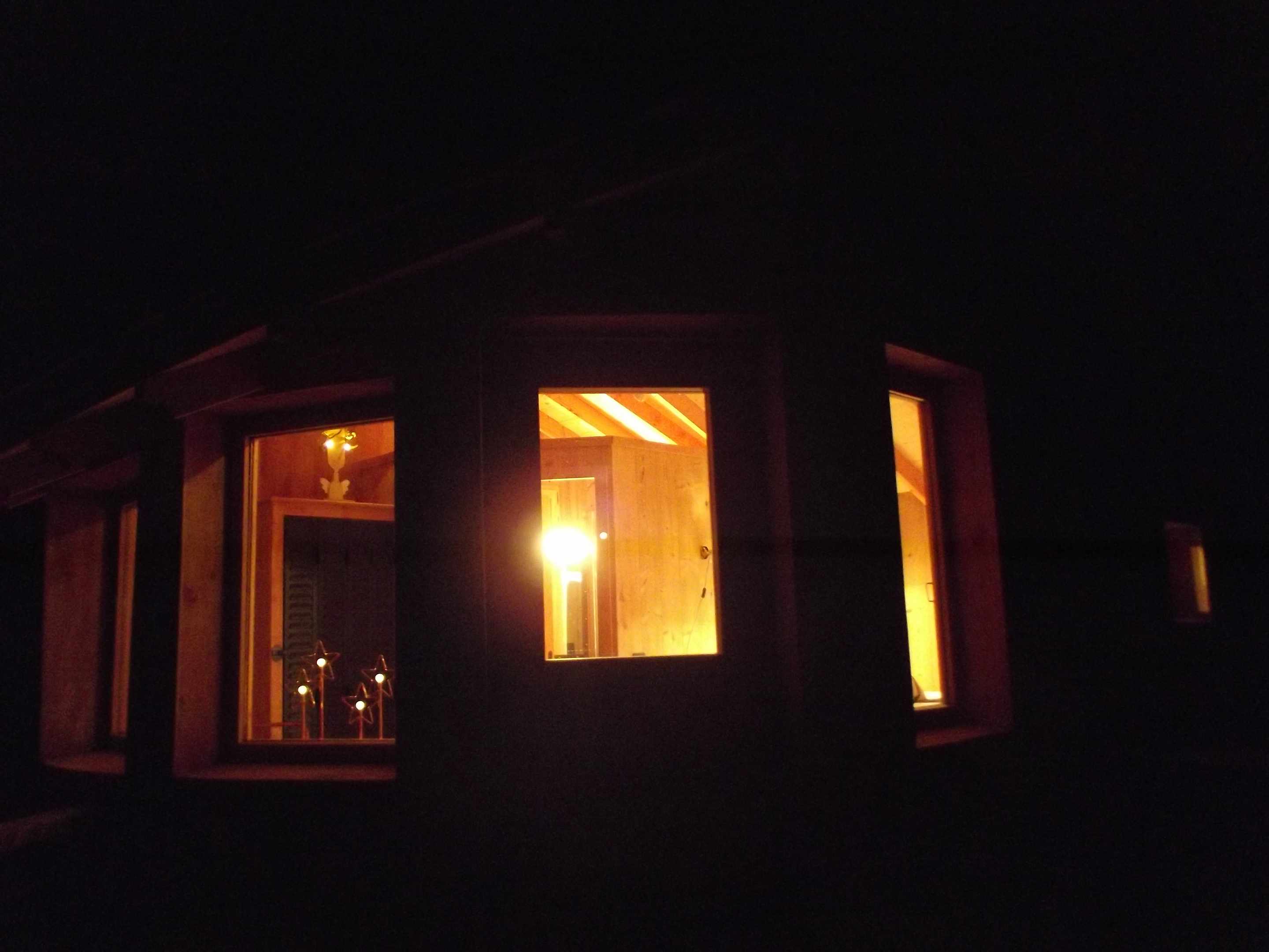 DSCF6341 Hébergement insolite en Bourgogne-Franche-Comté, avec une chaleureuse lumière dorée.